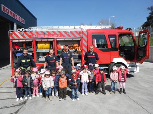 74 nenos do colexio Nuestra Seora de La Asuncin de Sarria coecen oabor dos bombeiros do Consorcio Provincial